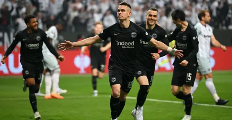 ৪২ বছর পর ফাইনালে উঠে রেঞ্জার্সকে পেলো ফ্রাঙ্কফুর্ট