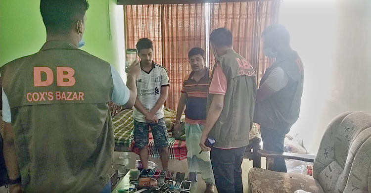 অভিজাত ভবনে বসে প্রতারণা করতেন তারা