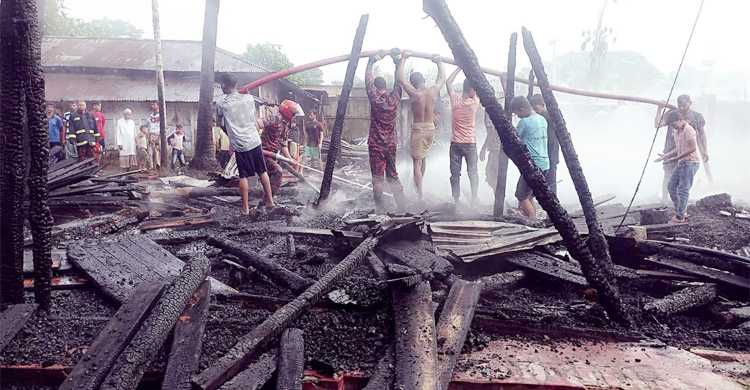 বান্দরবানে আগুনে ১২ দোকান-বসতঘর পুড়ে ছাই