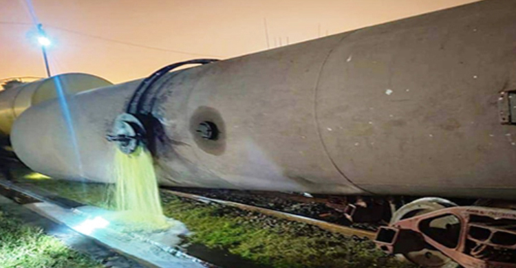 তেলবাহী ট্রেন লাইনচ্যুত, ৪০ হাজার লিটার ডিজেল ড্রেনে