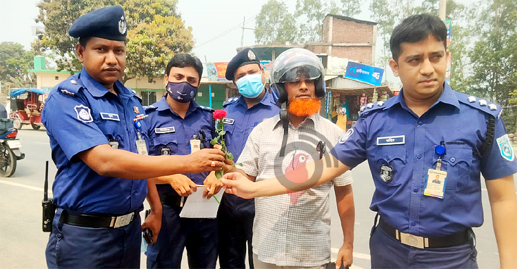 মাথায় হেলমেট থাকলে লাল গোলাপ দিচ্ছে পুলিশ