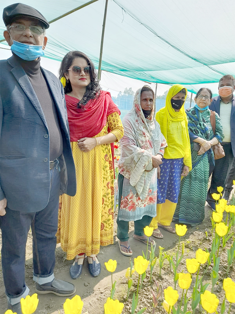 টিউলিপ বাগান দেখতে সপরিবারে তেঁতুলিয়ায় ফখরুল