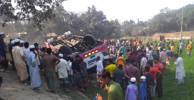 পিকনিকের বাস উল্টে প্রাণ গেলো মাদরাসাছাত্রের