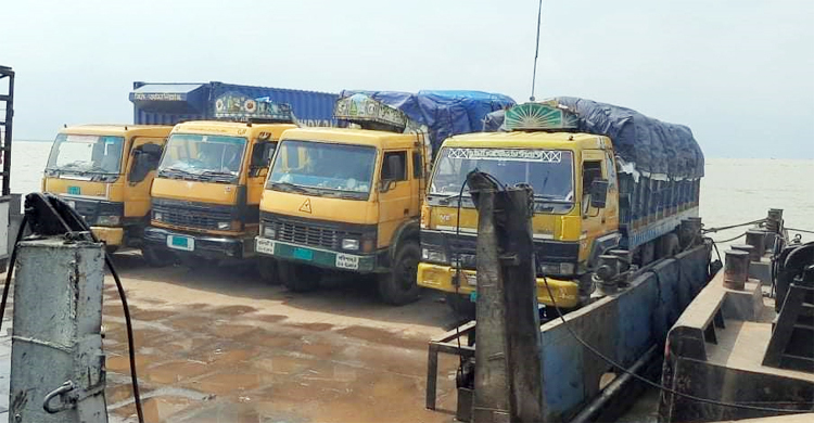 ফেরি সংকটে হরিনা ফেরিঘাটে আটকা ৪০০ পণ্যবাহী গাড়ি
