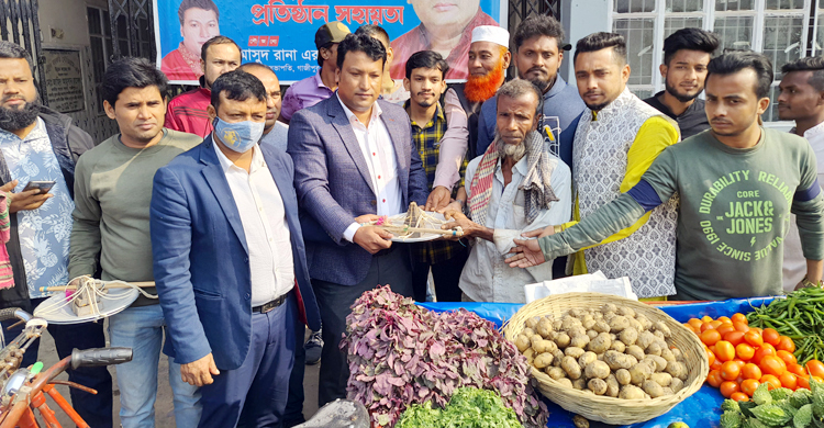 ভ্যান-সবজি নিয়ে চার অসহায়ের পাশে সাবেক ছাত্রলীগ নেতা