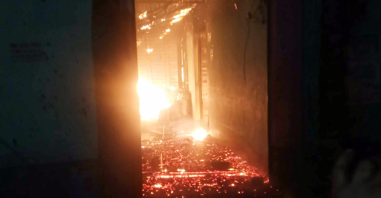 শ্রীপুরে আগুনে পুড়লো ৭৭ বসতঘর