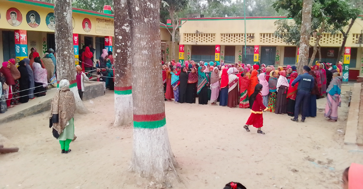 দুপুর থেকে দীর্ঘ হচ্ছে ভোটারের লাইন