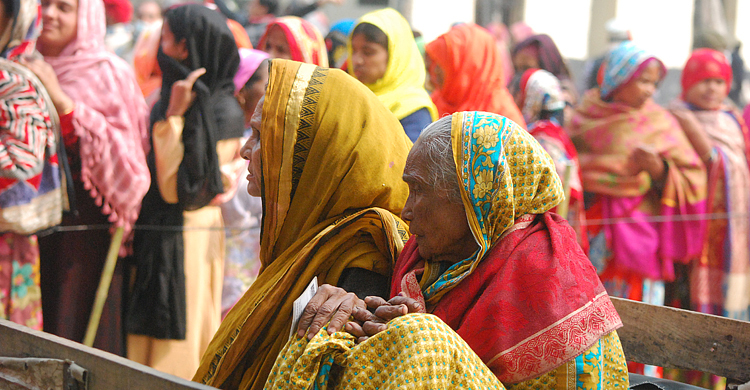 হাড় কাঁপানো শীতে ভোটারের উপস্থিতি কম