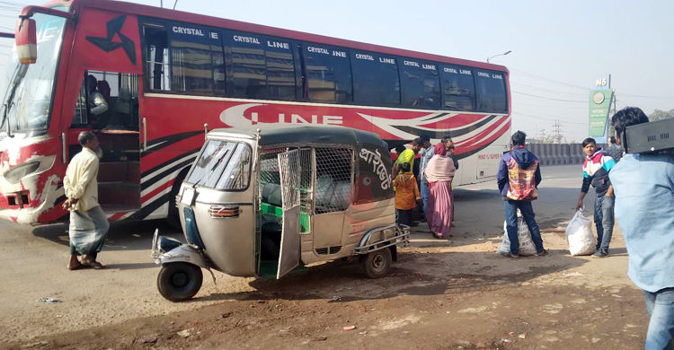 ঢাকায় আসছে ফাঁকা বাস, ছুটির দিনে গাবতলীতে যাত্রী খরা
