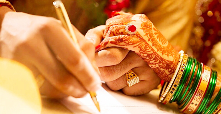 তরুণীর বিয়ে ভাঙতে মাঝরাতে বখাটের হামলা