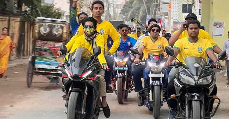 গাইবান্ধায় ব্রাজিল সমর্থকদের মোটরসাইকেল র্যালি