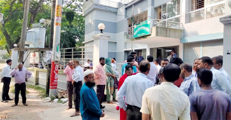 ‘সুষ্ঠু ভোট হয়েছে’ লিখে দিতে বাধ্য হয়েছিলেন কর্মকর্তারা!