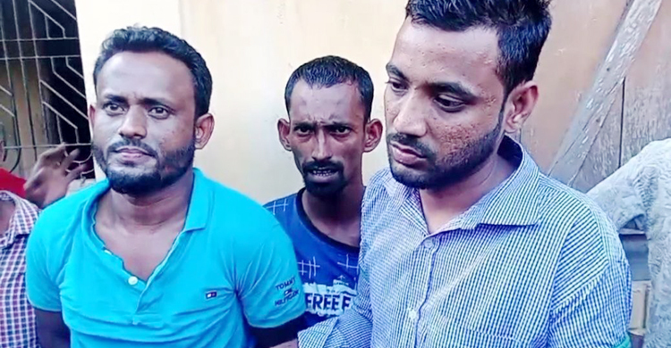 মাইক্রোবাসে গরু নিয়ে পালাচ্ছিলেন তিন যুবক