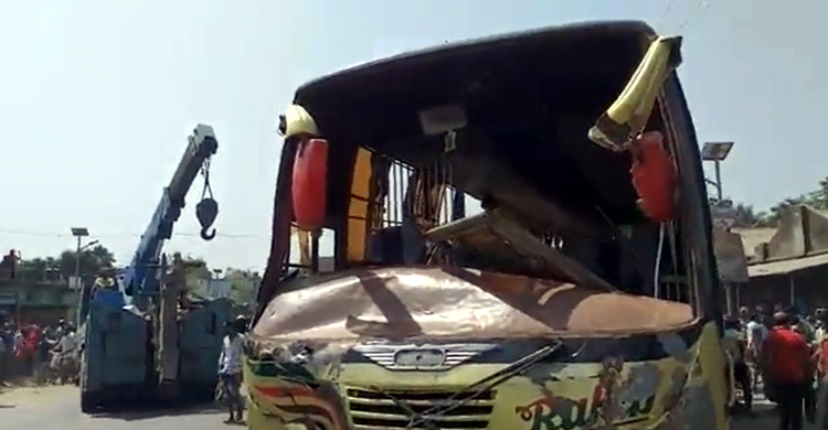 দাঁড়িয়ে থাকা সিএনজি-অটোরিকশার ওপর উঠিয়ে দিল বাস, নিহত ২