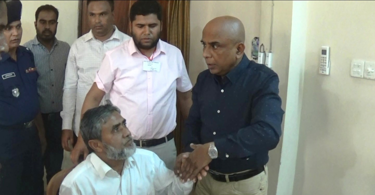 বিনামূল্যে চিকিৎসা দিচ্ছেন ডা. দীন মোহাম্মদ