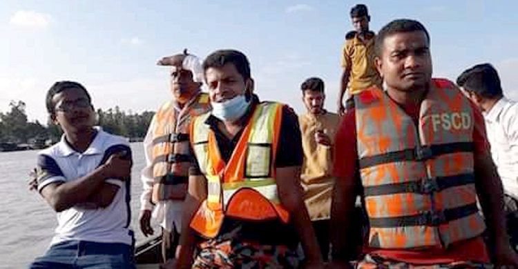 ত্রাণ দিতে গিয়ে নৌকা থেকে পড়ে শিক্ষার্থী নিখোঁজ