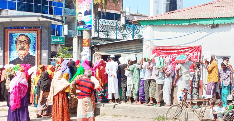 ওএমএসের পণ্য পেতে দীর্ঘ অপেক্ষা, খালি হাতে ফিরছেন ক্রেতারা