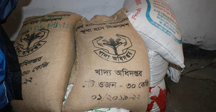 গাইবান্ধায় ১০ টাকা কেজির ১৮ বস্তা চাল উদ্ধার, ডিলারসহ আটক ২