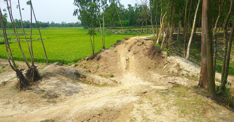 এক বছরেও সংস্কার হয়নি বাঁধ, বন্যা আতঙ্কে মানুষ
