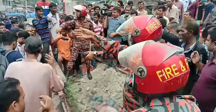 নির্মাণাধীন দেয়াল ধসে প্রাণ গেল দুইজনের
