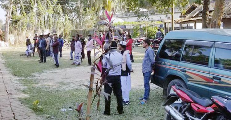 সাদুল্লাপুর উপজেলায় আওয়ামী লীগের বর্ধিত সভায় হাতাহাতি