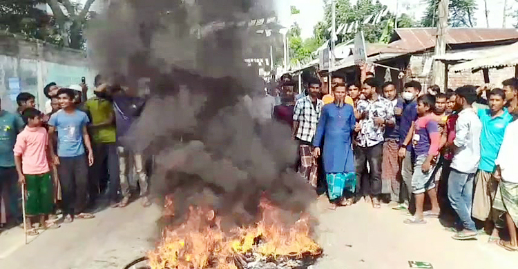 গাইবান্ধায় ইউপি মেম্বার হত্যাকাণ্ডের প্রতিবাদে সড়ক অবরোধ