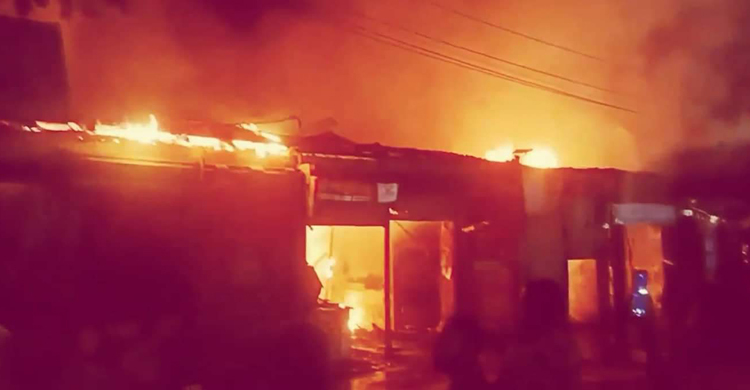 গাইবান্ধায় সাত দোকানের মালামাল পুড়ে ছাই