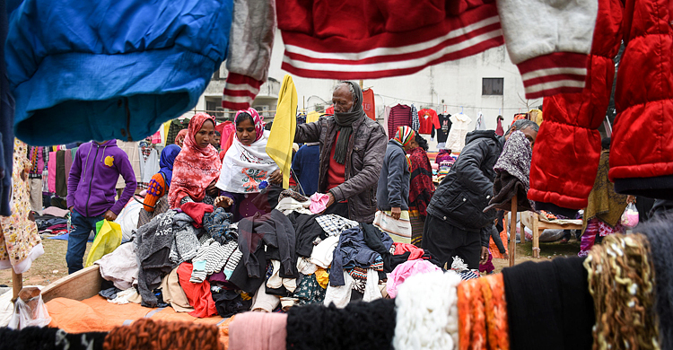 গাইবান্ধায় জেঁকে বসেছে শীত, গরম কাপড়ের দোকানে বাড়ছে ভিড়