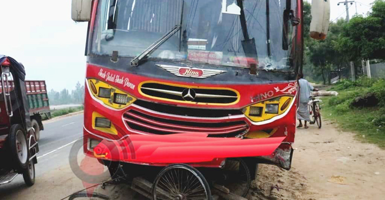 চাপা দিয়ে আধা কিলোমিটার ভ্যান নিয়ে গেলো বাস, নিহত ২