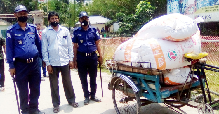 মুরগির খাবারের বস্তায় সরকারি চাল চুরি করে ডিলার ধরা