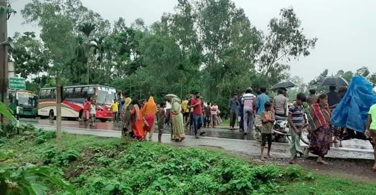 বৃষ্টির মধ্যে কাভার্ডভ্যান চাপায় প্রাণ গেল দুইজনের