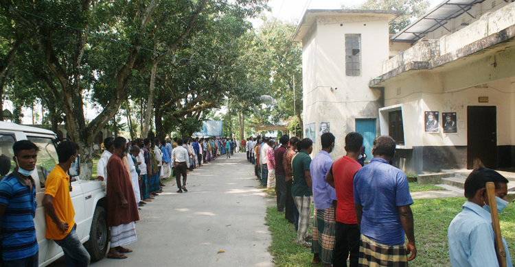 গ্রাম রক্ষার দাবিতে পানি উন্নয়ন বোর্ডের অফিস ঘেরাও