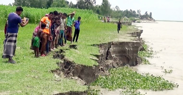 গাইবান্ধার ৩৩ পয়েন্টে ভাঙন শুরু, নদীর পেটে শতাধিক ঘরবাড়ি