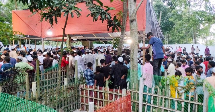 মা-বাবার কবরের পাশে চিরশায়িত ফজলে রাব্বী মিয়া