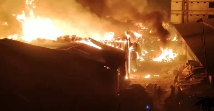 গাজীপুরে ঝুট গুদামে আগুন