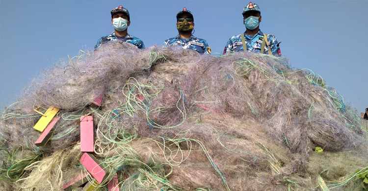 পদ্মা থেকে ১৭ জেলে আটক, সাড়ে চার লাখ মিটার জাল ধ্বংস