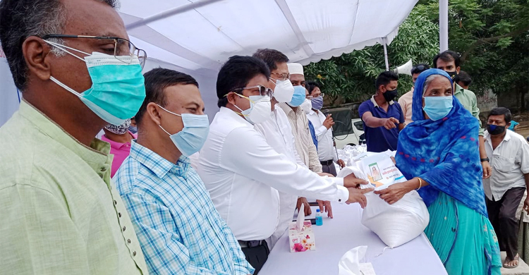 বগুড়ায় কর্মহীন ৪২০ জন পেলেন প্রধানমন্ত্রীর খাদ্য সহায়তা