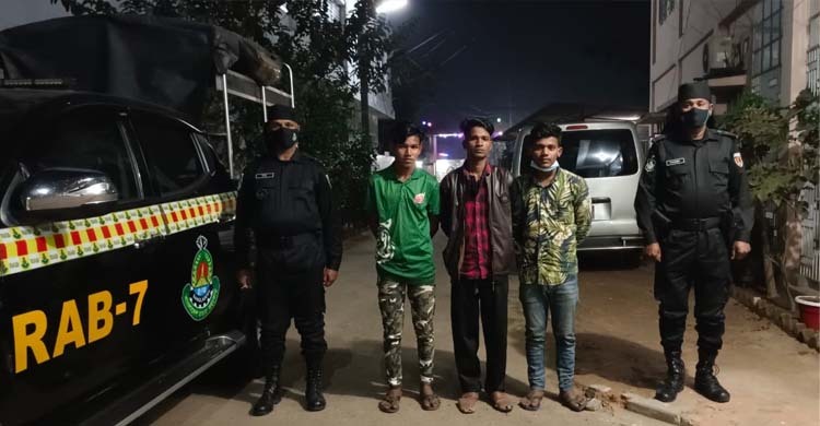 চাপাতি-চাকুসহ কিশোর গ্যাংয়ের ৩ সদস্য গ্রেফতার