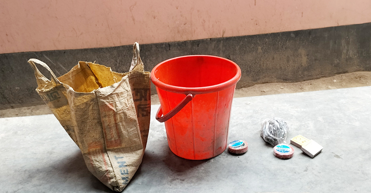 ককটেল দিয়ে অন্যকে ফাঁসাতে গিয়ে গ্রেফতার হলেন দুইজন