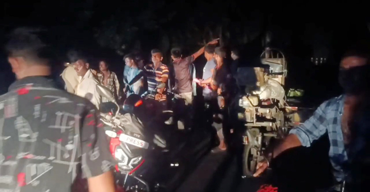 মেহেরপুরে পুলিশ ফাঁড়ির কাছে সড়কে গাছ ফেলে ডাকাতি