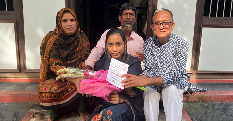 জিপিএ-৫ প্রাপ্ত শিক্ষার্থীদের শীতের পিঠার সঙ্গে ফুলেল শুভেচ্ছা