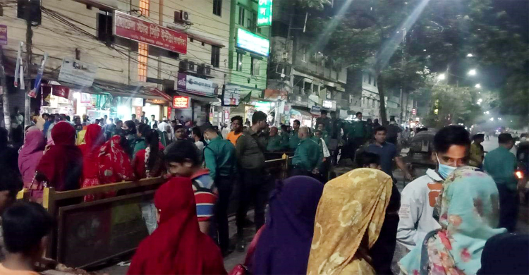 বকেয়া বেতনের দাবিতে কমলাপুরে রাস্তা অবরোধ পোশাক শ্রমিকদের