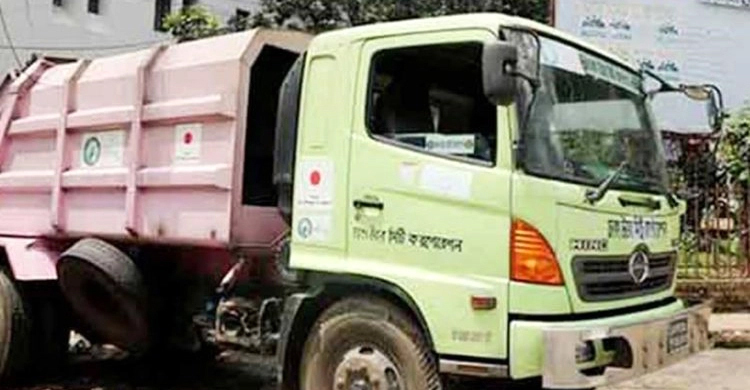 উত্তর-দক্ষিণ কেউ নিচ্ছে না ময়লার গাড়ির দুর্ঘটনার দায়