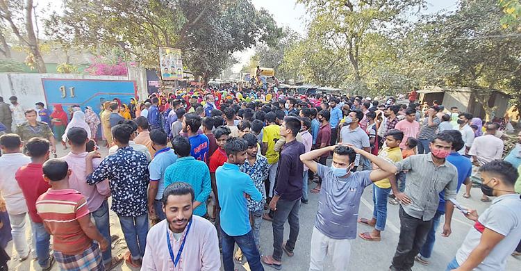 শ্রীপুরে বকেয়া বেতন-ভাতার দাবিতে সড়ক অবরোধ