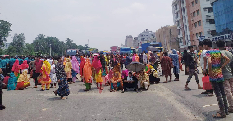 বেতন-বোনাসের দাবিতে উত্তরায় পোশাকশ্রমিকদের বিক্ষোভ