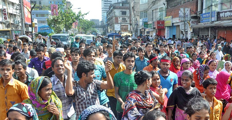 ৮ ঘণ্টা অপেক্ষার পর খালি হাতে বাড়ি ফিরলেন ৬৯ শ্রমিক