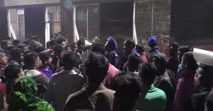 বেতন না পেয়ে রাস্তায় পোশাক শ্রমিকরা, বিক্ষোভ-ভাঙচুর