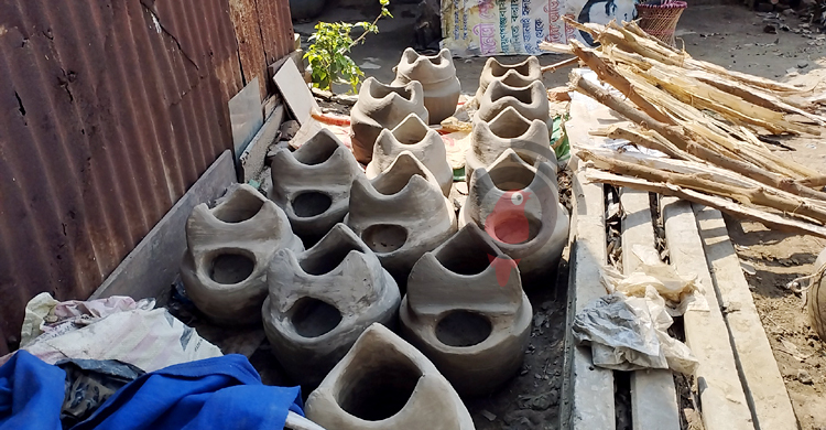 নারায়ণগঞ্জে গ্যাস সংকটে কদর বেড়েছে লাকড়ি চুলার