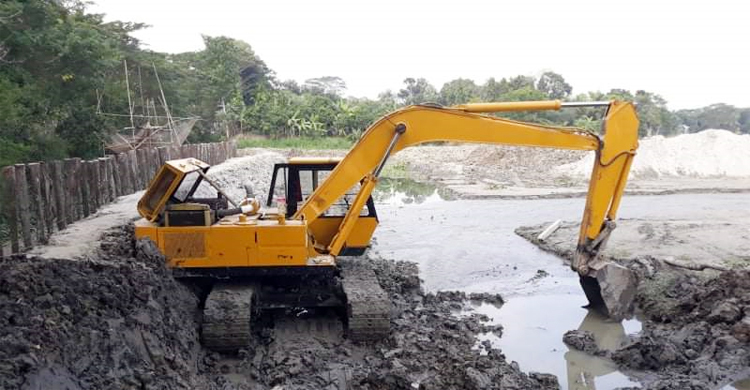 গ্যাসের সন্ধানে শরীয়তপুরে চলছে কূপ খনন