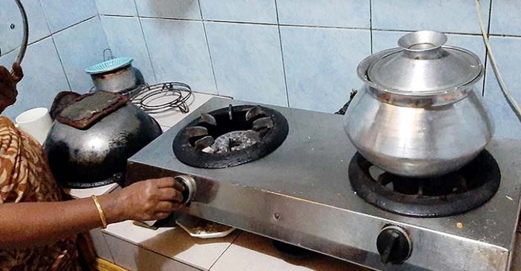 ফেনীতে গ্যাস সংকটে রান্নায় ভোগান্তি
